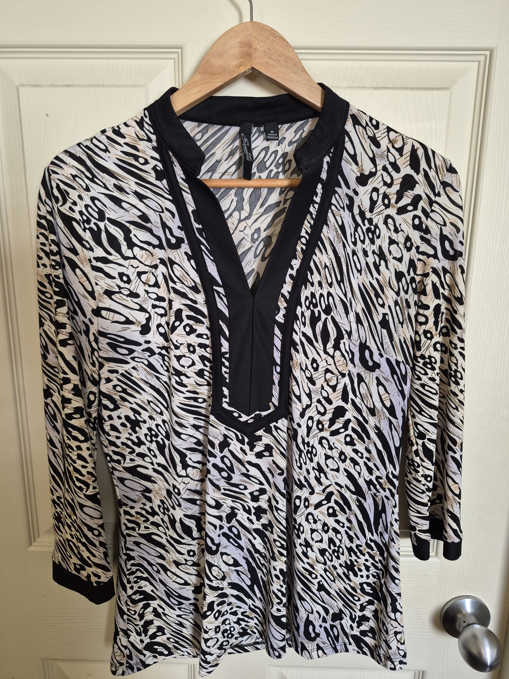 Size M Essentials By Milano Women's Black & Cream Animal Print V-Neck Tunic Top
